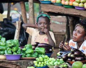 A mother and child sell vegetables at a roadside stand in Kampala, Uganda. © 2011 Rachel Steckelberg, Courtesy of Photoshare